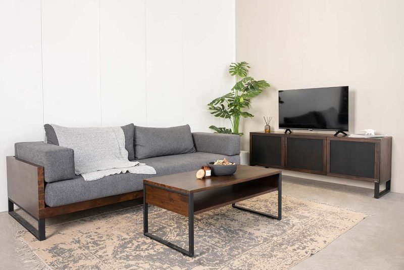Bộ đồ gỗ nội thất phòng khách với sofa, bàn trà và kệ tivi được bố trí hài hòa