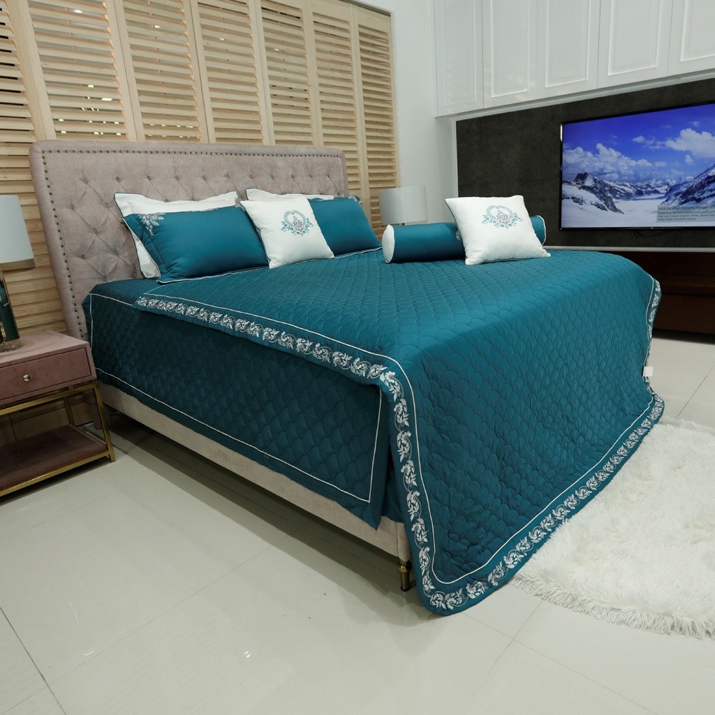 Bộ ga phủ màu xanh lá cây, thích hợp cho người tuổi Bính Dần và Canh Dần