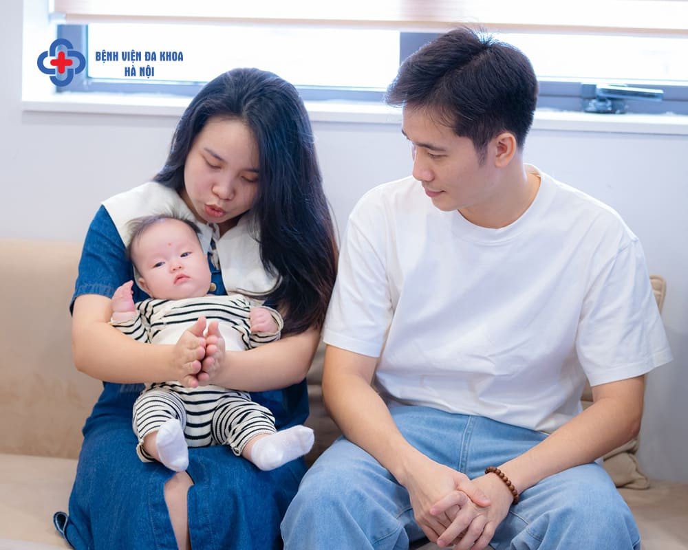 Bố mẹ hạnh phúc bên con cái, tượng trưng cho sự hòa hợp khi sinh con 2027 mệnh gì hợp tuổi