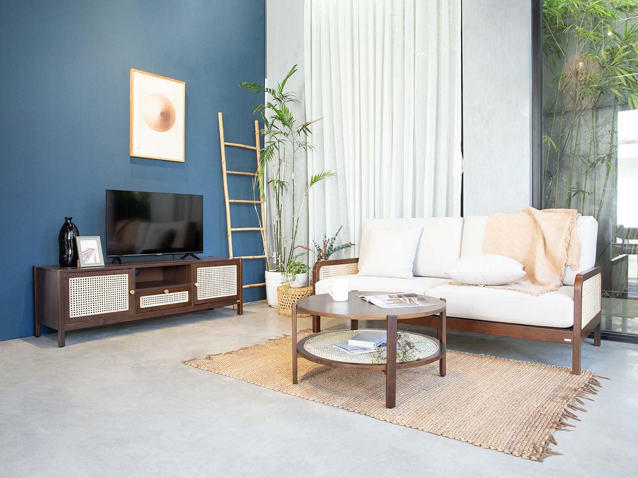 Bộ nội thất phòng khách gồm sofa gỗ, bàn trà, tủ kệ tivi