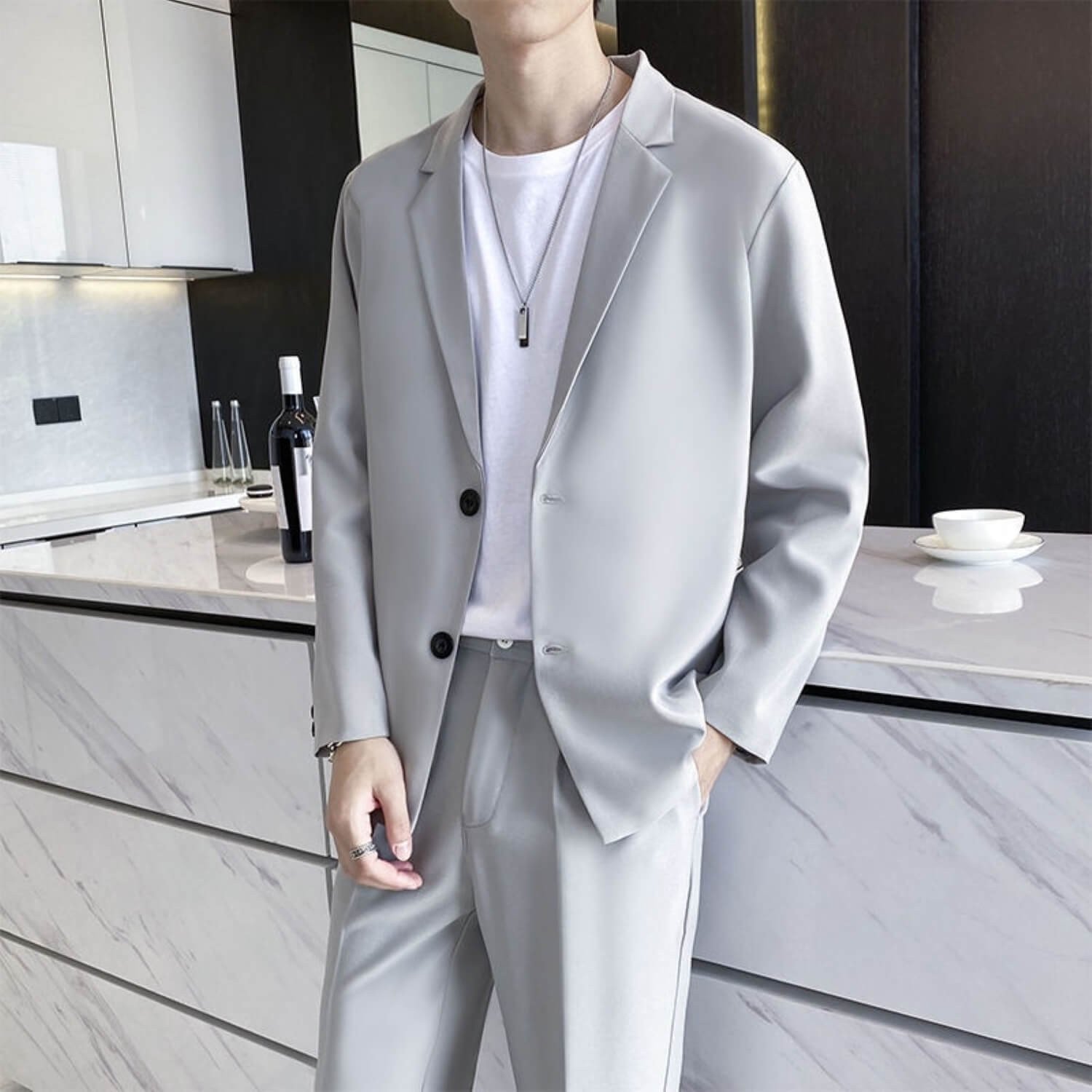 Bộ suit màu xám bạc kết hợp áo thun năng động, lịch lãm.