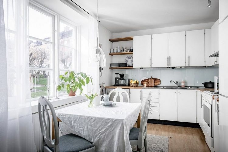 Bố trí phòng bếp hiện đại trong nhà hướng Tây hợp phong thủy, với tông màu sáng và cửa sổ