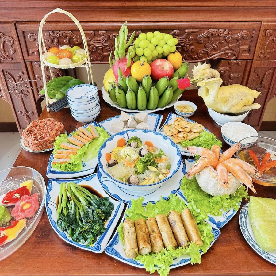 Cá chép vàng và vàng mã cho lễ cúng tiễn Táo quân