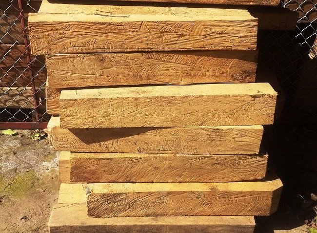 Các khối gỗ Pơ Mu đã được xẻ và chuẩn bị cho quá trình chế tác hoặc xuất khẩu