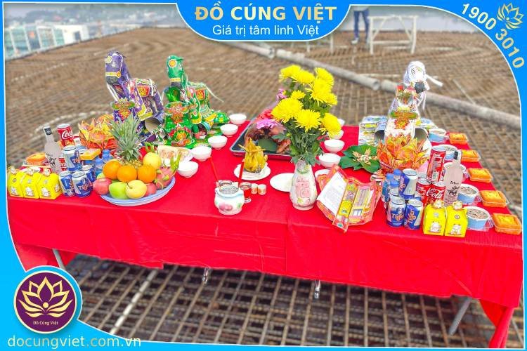 Các lễ vật cúng cất nóc nhà được bày biện cẩn thận