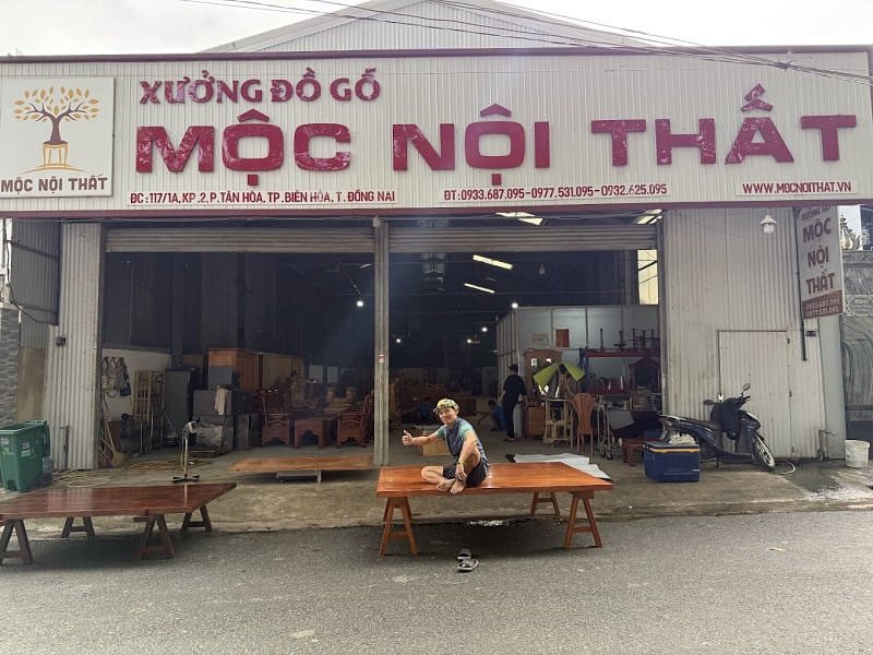 Các mẫu salon gỗ mộc mạc tại cửa hàng ở Biên Hòa