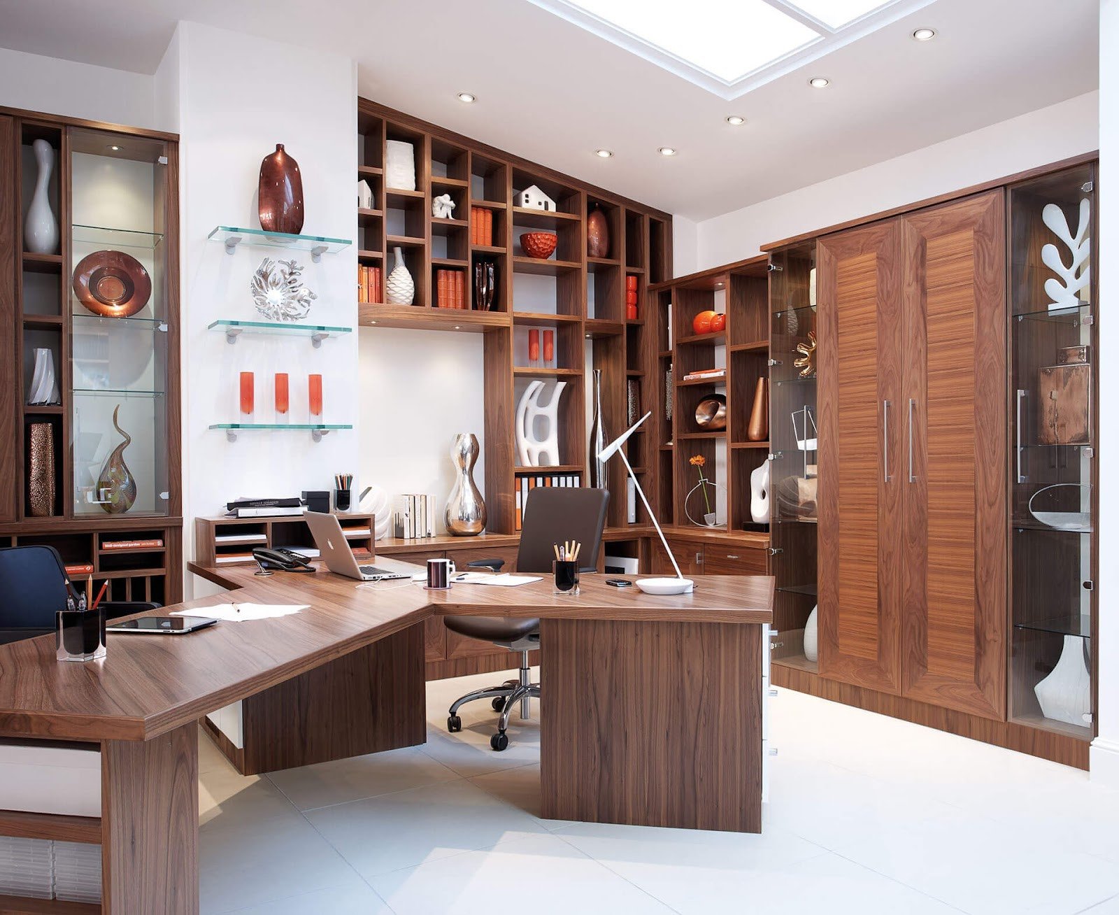 Các món nội thất từ gỗ óc chó thể hiện sự kết hợp hoàn hảo giữa độ bền và vẻ đẹp thẩm mỹ