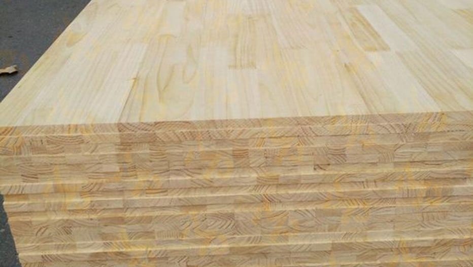 Các tấm gỗ thông ghép thanh với bề mặt nhẵn