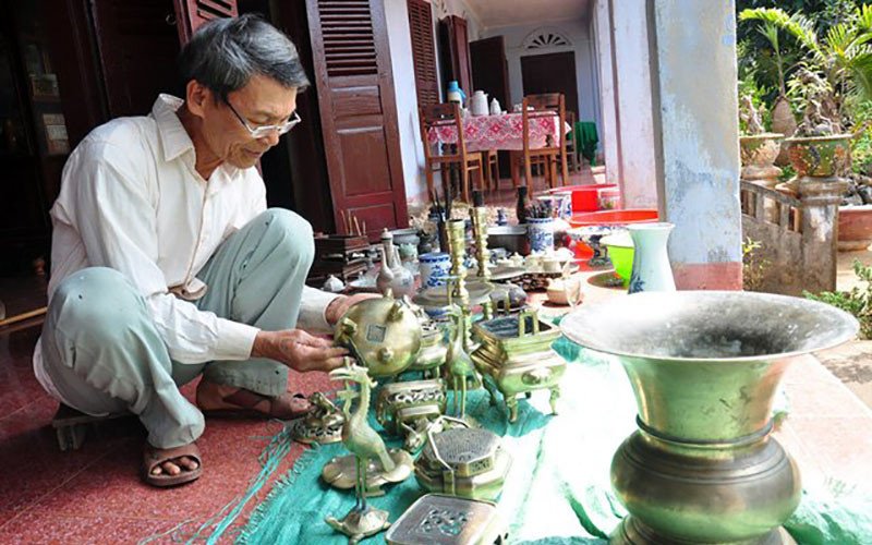 Các vật dụng cần thiết để vệ sinh ban thờ, gồm khăn sạch và nước bao sái chuyên dụng