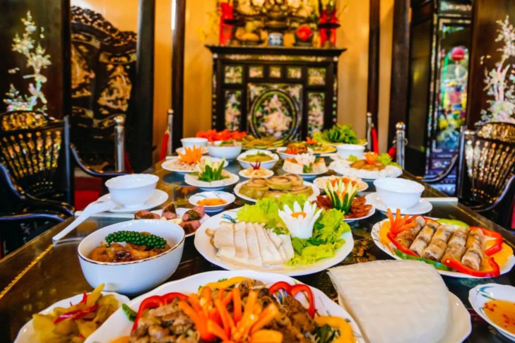 Cách bày trí lễ vật cúng trên bàn thờ cần gọn gàng, đẹp mắt và theo nguyên tắc tâm linh