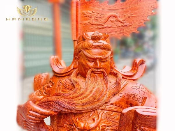 Cách đặt tượng Quan Công đọc sách trên bàn làm việc thu hút tài lộc