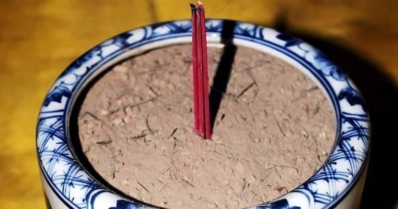 Bát hương thanh tịnh sau khi tỉa chân nhang