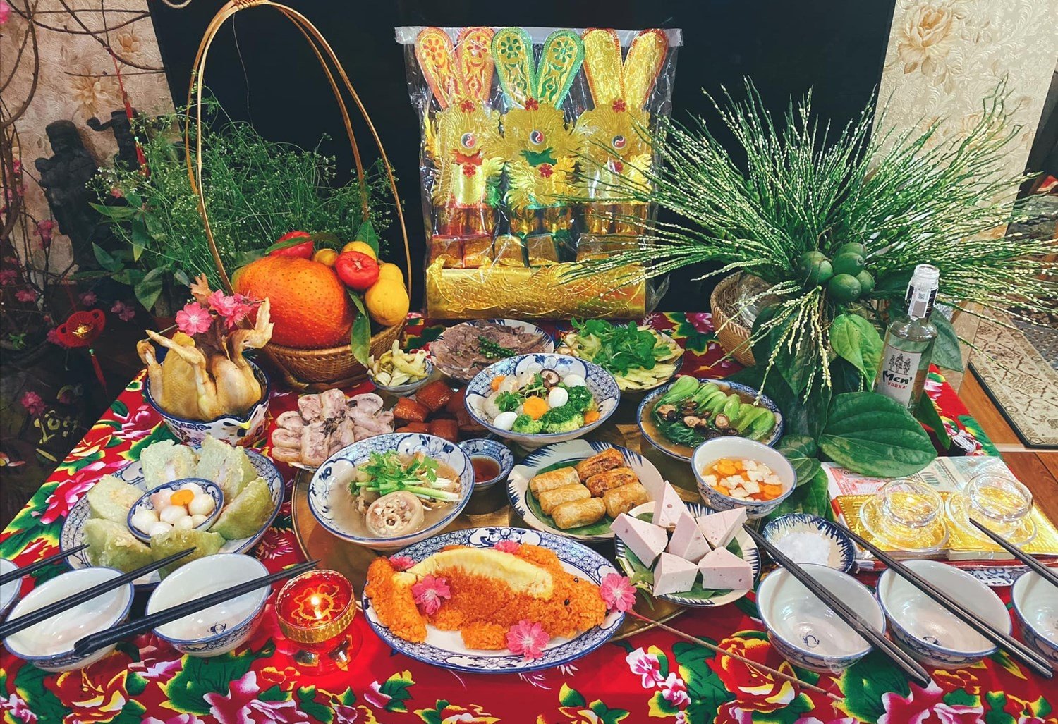 Cận cảnh các lễ vật cúng ông Táo như hoa quả, chè, xôi và hương trầm