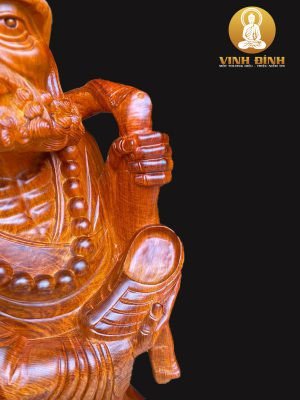 Cận cảnh khuôn mặt uy nghiêm và nét điêu khắc tinh xảo trên tượng Đạt Ma gỗ cổ