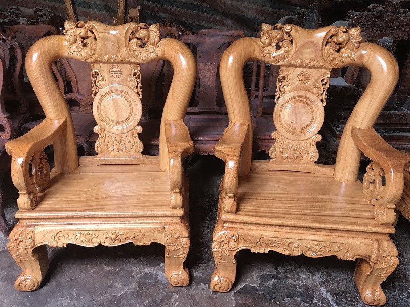 Cận cảnh màu sắc và vân gỗ gõ đỏ pachy dùng làm bàn ghế tay 12