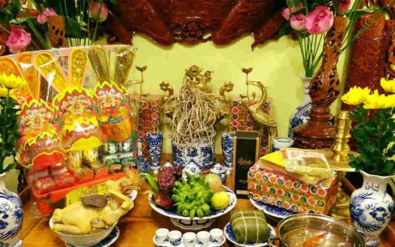 Cận cảnh một lọ hoa cúc vàng rực rỡ và mâm ngũ quả trên ban thờ, nhắc nhở những lưu ý quan trọng khi dọn dẹp để đảm bảo tài lộc và may mắn.