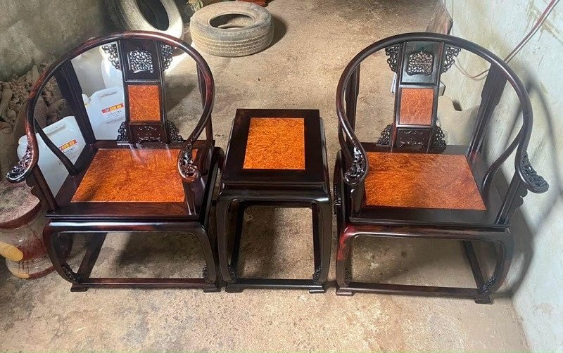 Cận cảnh vân gỗ và màu sắc đặc trưng của bộ minh đế gỗ trắc