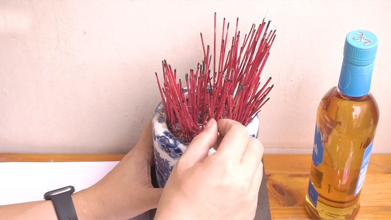 Cẩn thận rút tỉa bớt chân nhang cũ, giữ lại số lẻ đẹp nhất