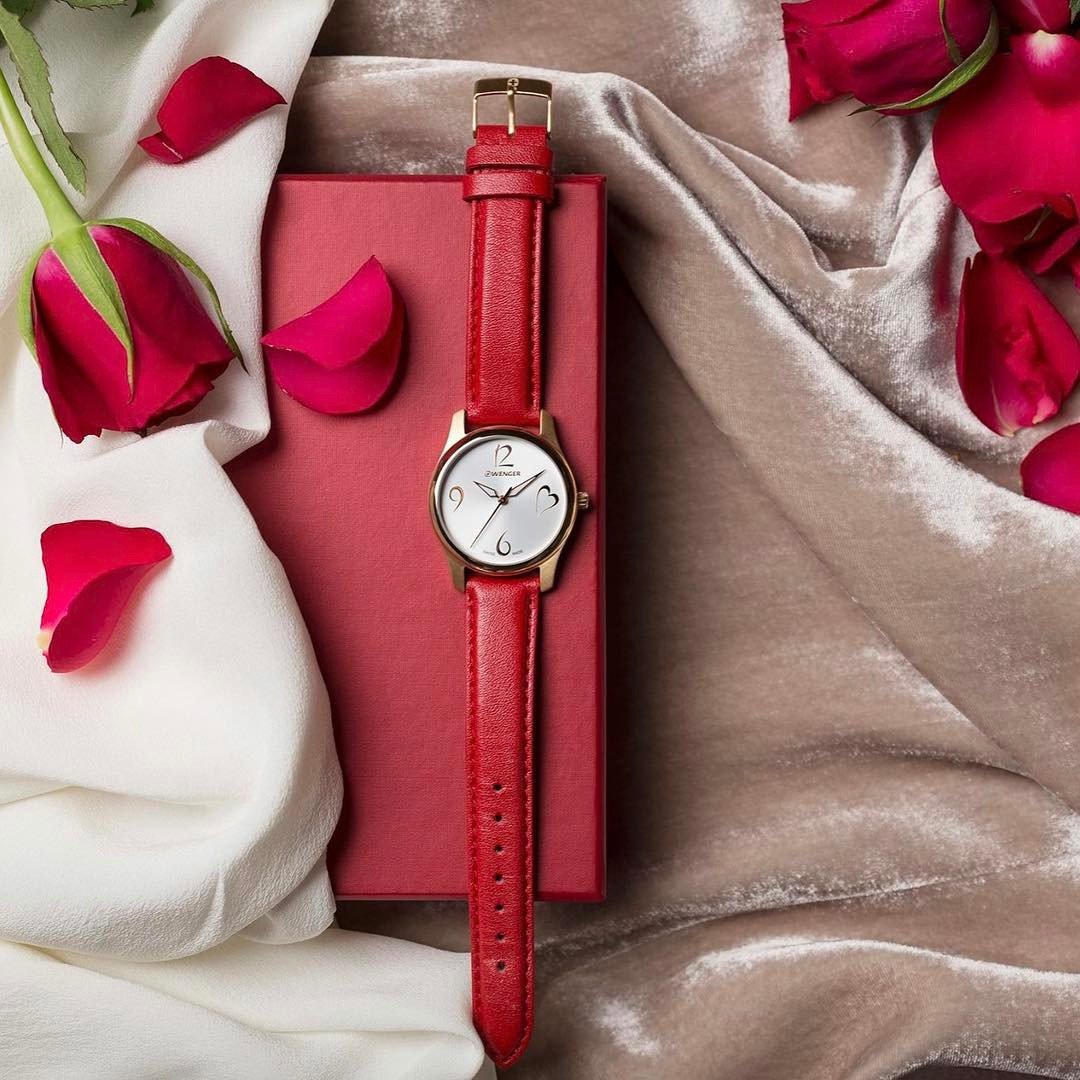 Cặp đôi đang lựa chọn xe ô tô