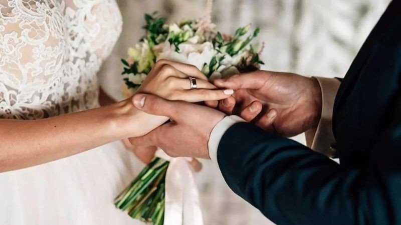 Cặp đôi nắm tay hạnh phúc biểu trưng cho hôn nhân hòa hợp của người sinh năm 1989