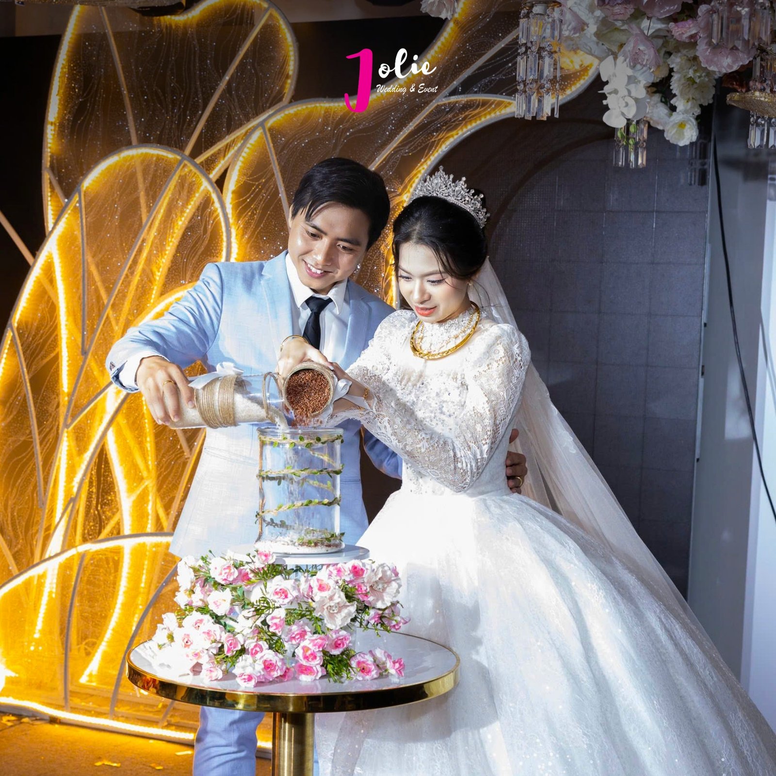 Cặp đôi thực hiện nghi thức lễ cưới truyền thống