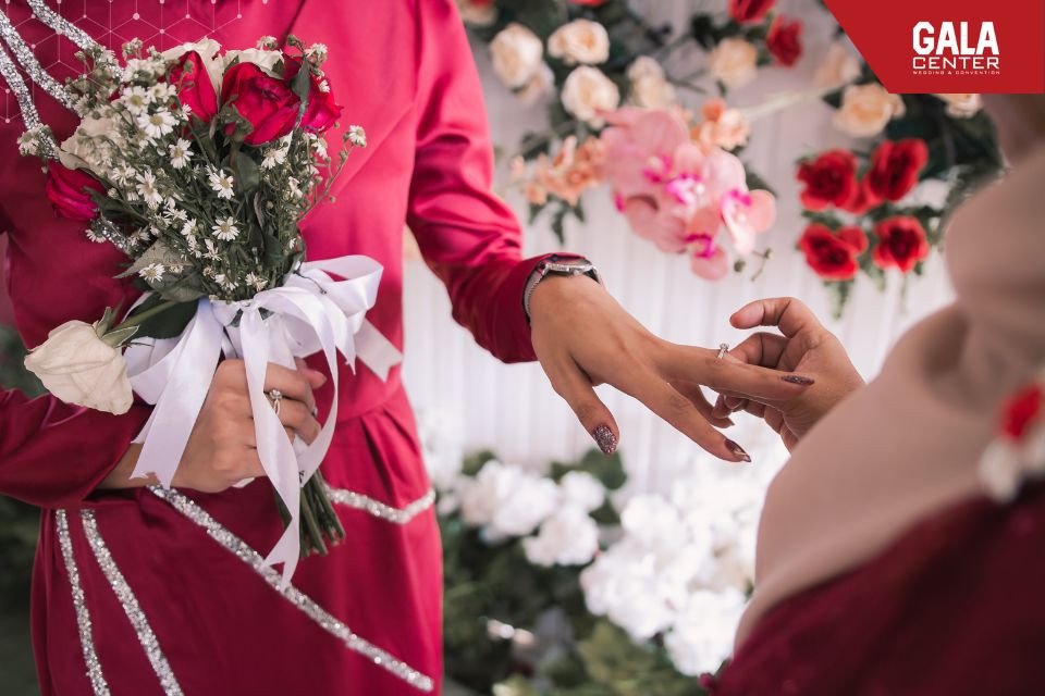 Cặp đôi trao nhẫn đính hôn, một lựa chọn khi ngày cưới chính thức năm 2026 gặp hạn.