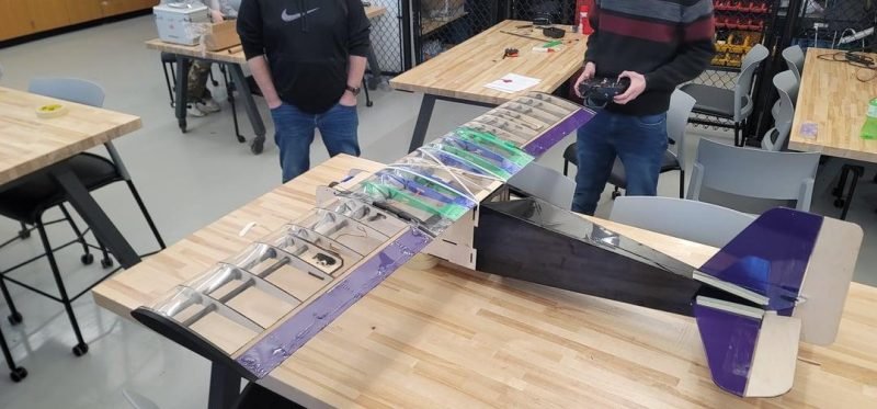 Cận cảnh cấu trúc tế bào xốp và thành mỏng của gỗ balsa giải thích tại sao gỗ balsa là gỗ gì lại có trọng lượng nhẹ đến vậy