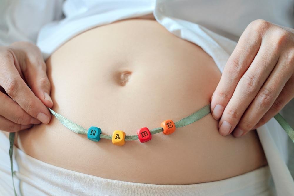 Cha mẹ đang cân nhắc lựa chọn tên cho con