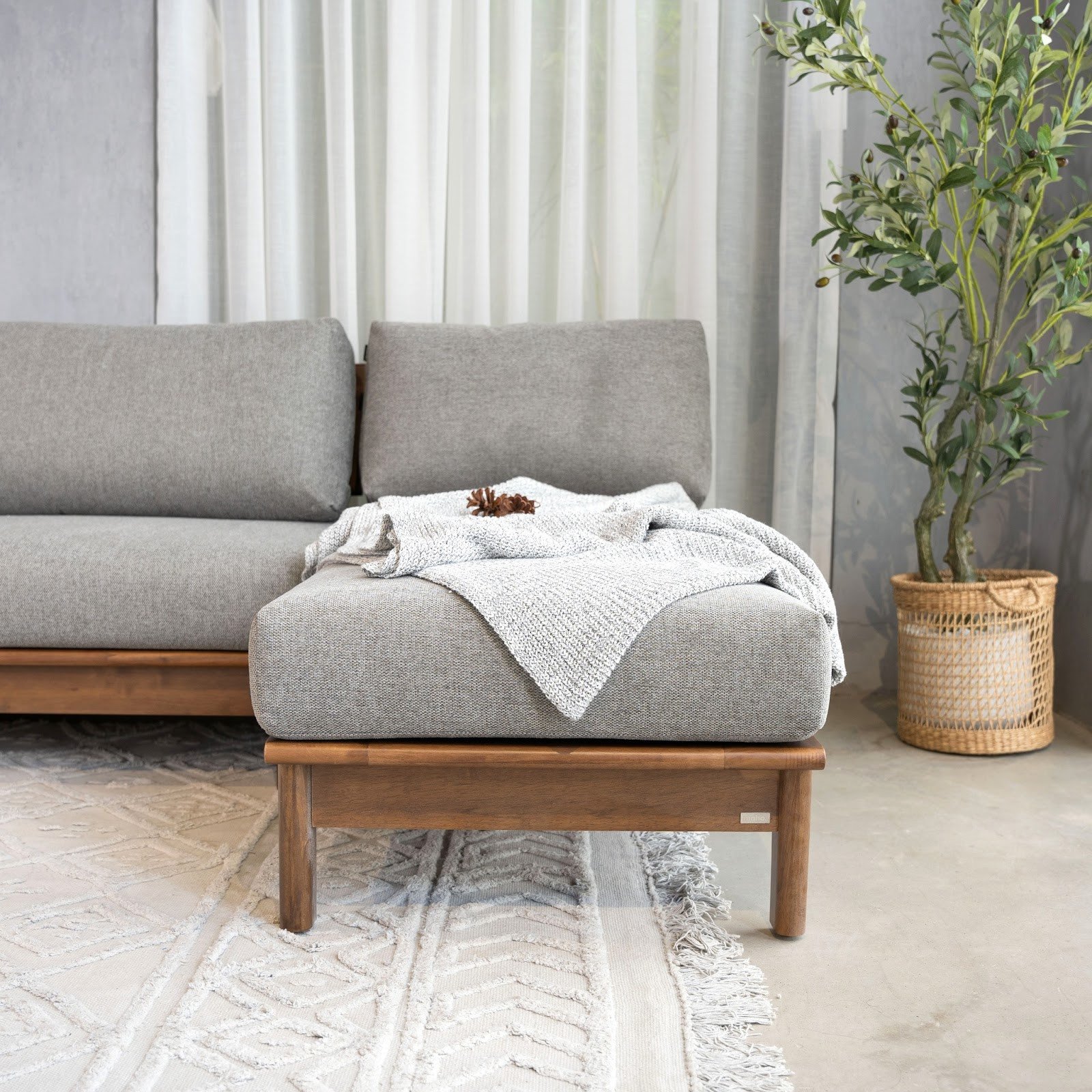 Chân ghế sofa gỗ được làm từ gỗ nguyên khối bền chắc