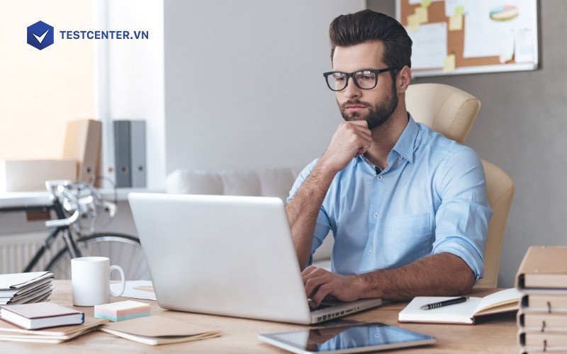 Chàng trai Nhân Mã đang tập trung vào máy tính, biểu thị sự cố gắng vượt qua tính phân tâm để đạt được sự thông tuệ theo thời gian của cung hoàng đạo càng lớn càng thông minh