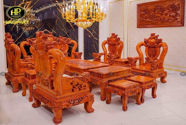 Chi tiết chạm khắc con Nghê trên bộ bàn ghế gỗ hương đá cột 16