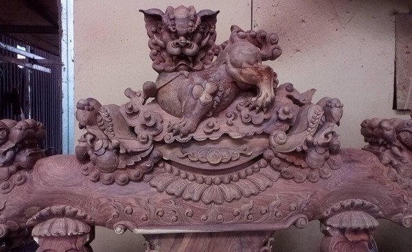 Chi tiết chạm khắc nghê tinh xảo trên tay vịn bộ bàn ghế gỗ tay 20