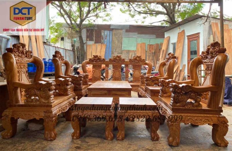 Chi tiết chạm khắc tinh xảo trên tay vịn gỗ đường kính 10cm của một bộ ghế truyền thống