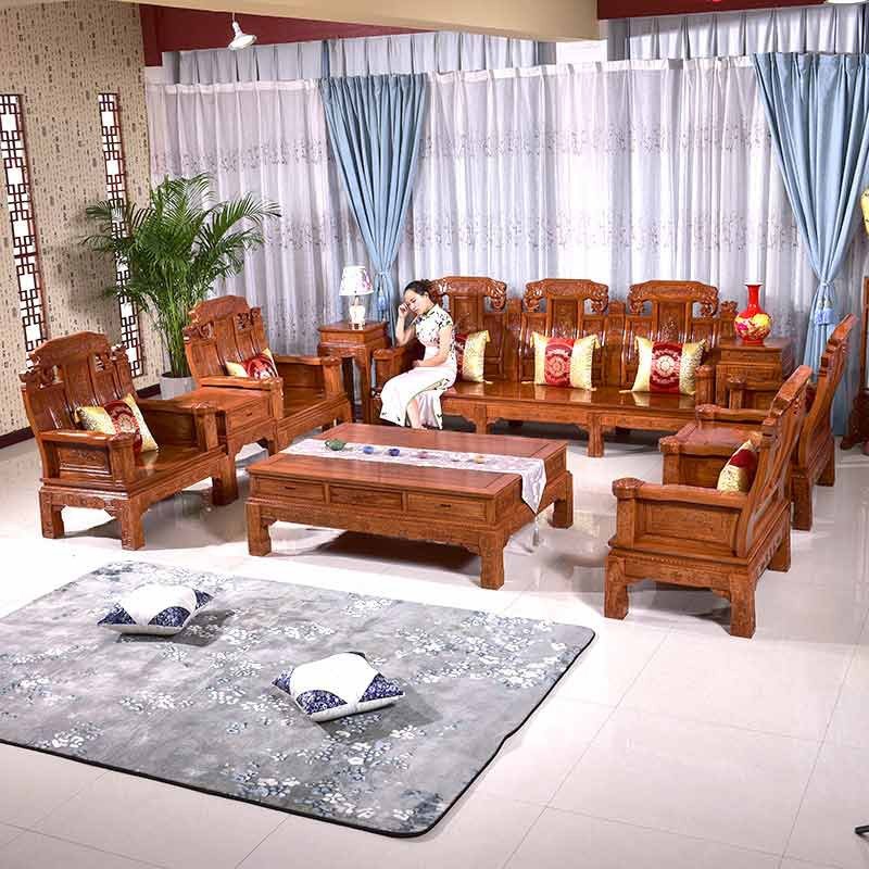 Chi tiết chạm khắc thủ công trên sofa gỗ gụ