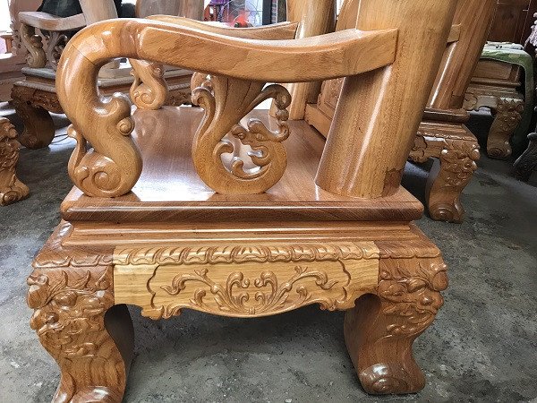 Chi tiết chân ghế gỗ Gõ Đỏ tay 16 đục chạm họa tiết hổ phù