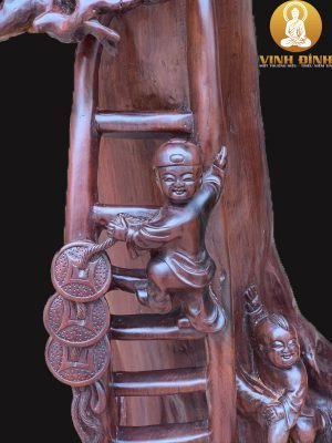 Chi tiết đục chạm tinh xảo trên gỗ trắc