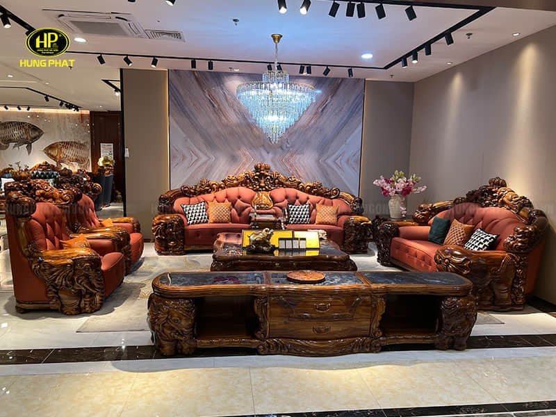 Chi tiết tay vịn gỗ mun chạm khắc trên ghế sofa cổ điển sang trọng