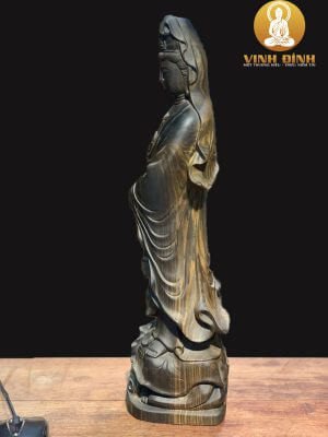 Chi tiết vân gỗ và nét chạm khắc trên tượng Di Lặc gỗ hương