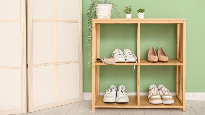 Chiếc kệ giày gỗ tự nhiên với vân gỗ đẹp mắt, thể hiện sự bền bỉ và sang trọng.