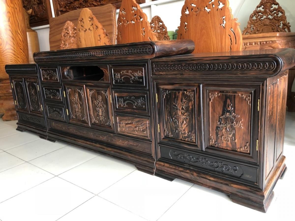 Chiếc tủ quần áo chế tác từ gỗ trắc bền đẹp