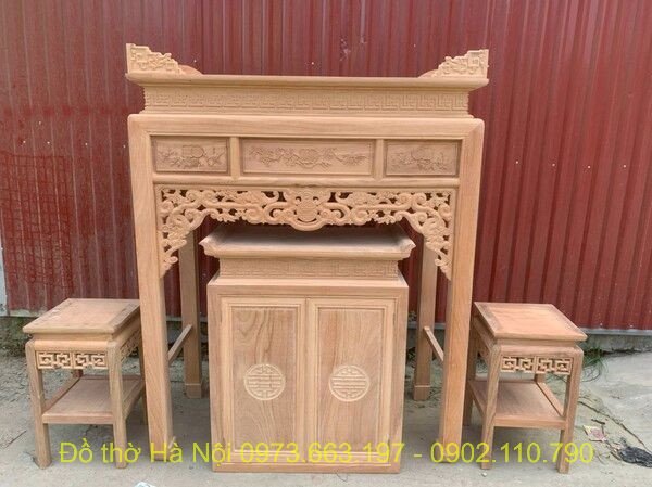 Chủ gia đình lựa chọn ngày tốt đặt bàn thờ