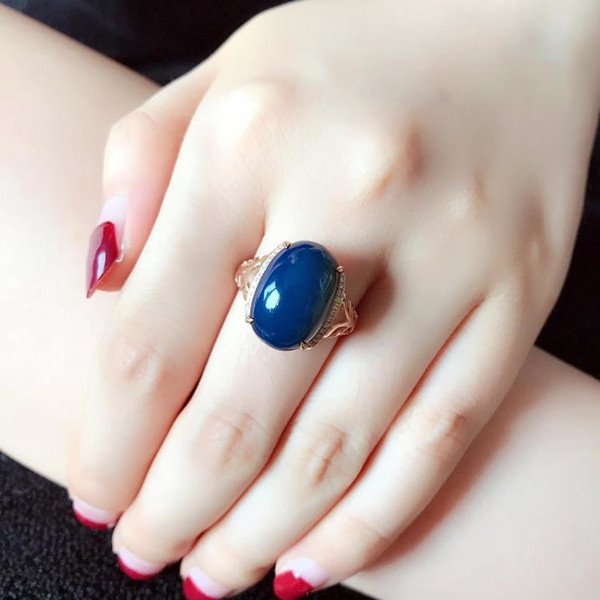 Chuỗi hạt đá hổ phách màu xanh dương sâu thẳm, mang lại may mắn cho người mệnh Thủy