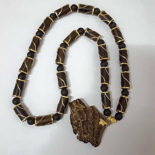 Chuỗi hạt đeo cổ gỗ Trầm Hương với màu sắc tự nhiên và vân gỗ độc đáo.