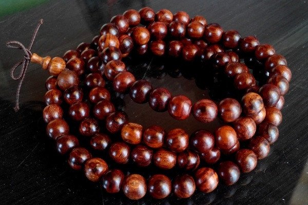 Chuỗi tràng hạt làm từ hạt gỗ Sưa tự nhiên có giá trị cao