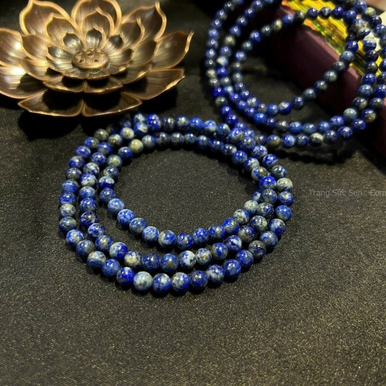 Chuỗi vòng 108 hạt đá Lapis Lazuli quấn ba, biểu tượng của sự bình an và thiền định.