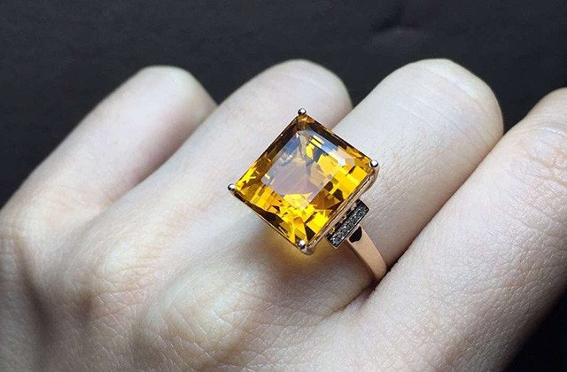 Citrine thường được dùng làm trang sức và vật phẩm phong thủy giúp người đeo thu hút tài lộc và may mắn, đồng thời cải thiện sức khỏe