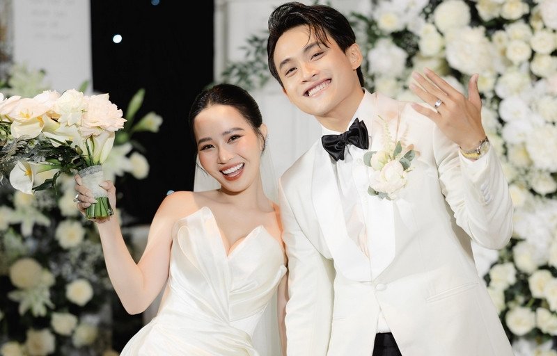 Cô dâu và chú rể trong ngày cưới, biểu tượng cho sự khởi đầu một cuộc sống mới đầy hứa hẹn khi nam tuổi Dần 1998 hợp với nữ tuổi nào