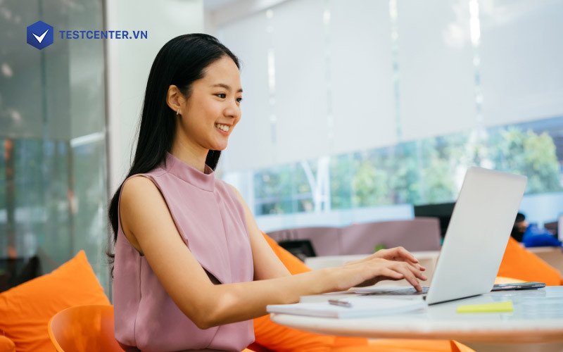 Cô gái Nhân Mã thông minh với nụ cười rạng rỡ, tượng trưng cho trí tuệ sáng tạo và tinh thần khám phá của cung hoàng đạo càng lớn càng thông minh