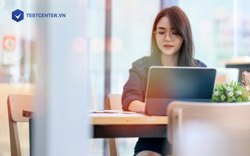 Cô gái Song Tử thông minh đang đọc sách trong không gian tĩnh lặng, thể hiện sự hiếu học của cung hoàng đạo càng lớn càng thông minh