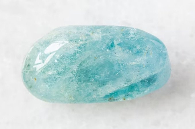 Đá Aquamarine mang lại bình an, trí tuệ cho người sinh năm 1997